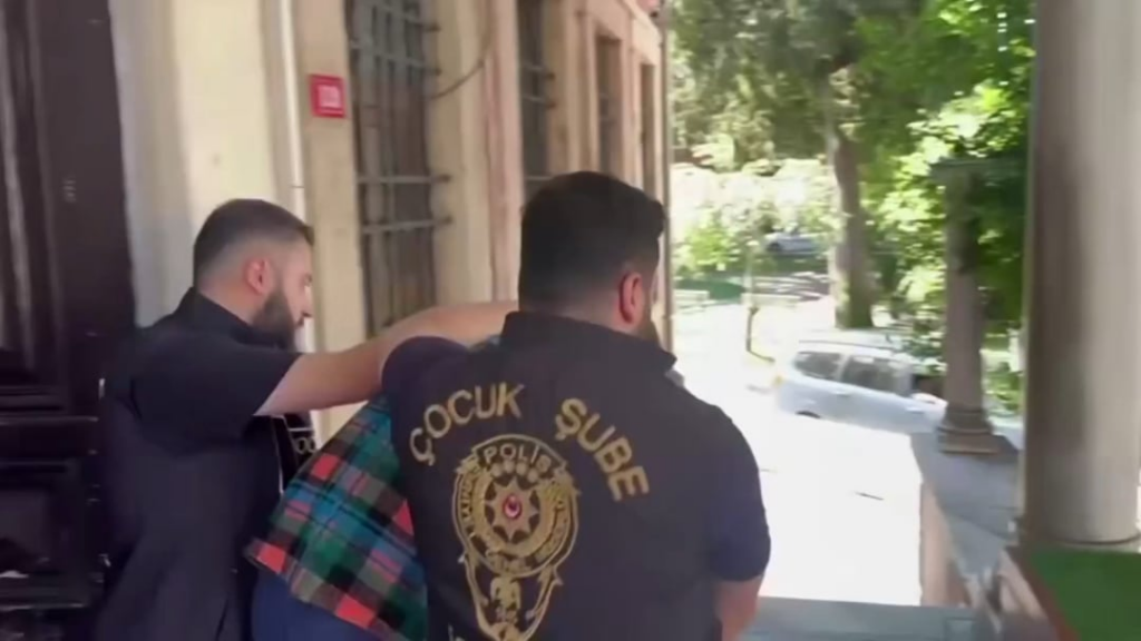 Die Familie von Mattia Ahmet Mingzis drohte, dass eine 16 -jährige Person verhaftet wurde.