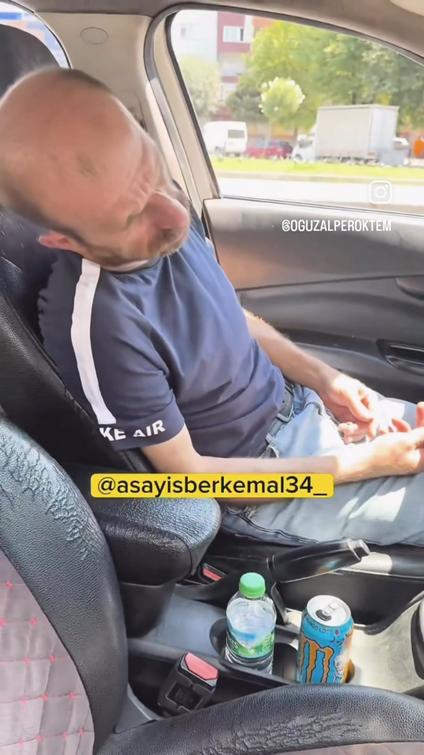Der Taxifahrer trinkt Chemikalien in Istanbul mitten auf der Straße und wurde ohnmächtig. Nach einer Weile ging der Taxifahrer, der sein Auge öffnete, so, als wäre nichts passiert.