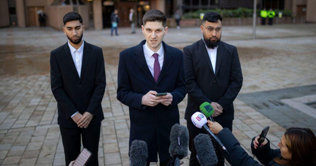 Brüder zurück vor dem Flughafen der Manchester Airport Police Assault Trial vor Gericht