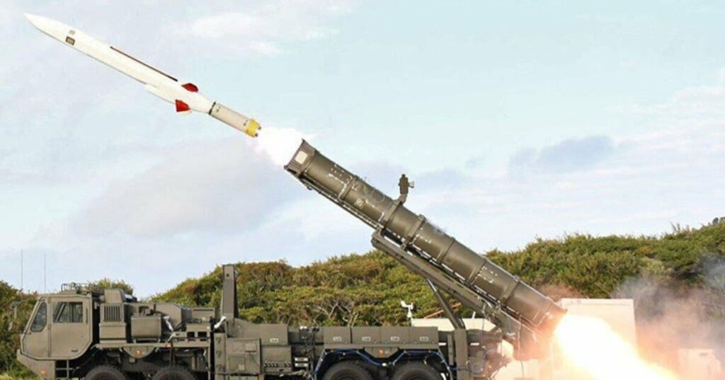 Japan veranstaltet die Einsatz von Raketen in Kyamoto auf Kyushu. Der verbesserte Typ-12 wird als Japans erstes im Inland produziertes Langstreckenrakete mit einer Reichweite von rund 1.000 Kilometern entwickelt-ausreicht, um Teile Chinas von Kyushu aus zu erreichen.