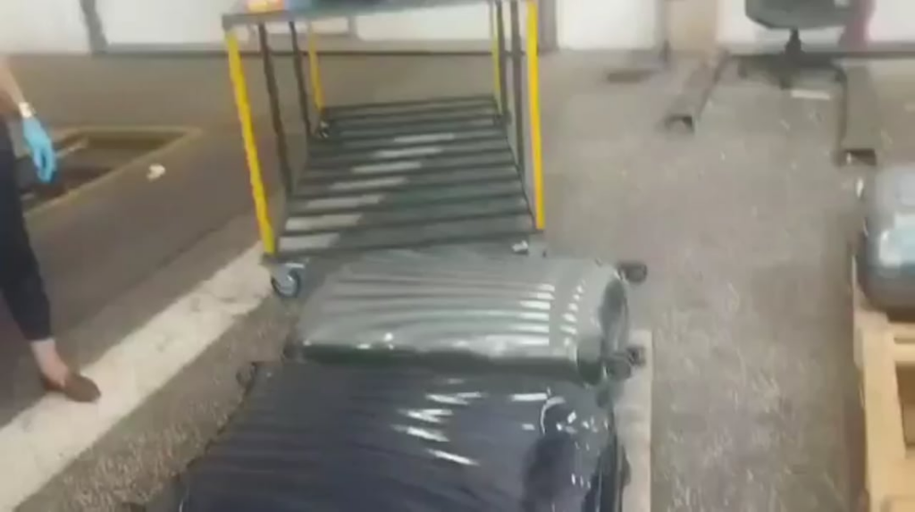 In dem Botschaftfahrzeug, das aus Bulgarien türkiye betreten wollte, wurden 205 Kilo 940 Gramm Kokain in fünf Koffern beschlagnahmt. Es scheint, dass es drei Halbmondsymbole über einem der Pakete gibt. In dem Botschaftfahrzeug, das aus Bulgarien türkiye betreten wollte, wurden 205 Kilo 940 Gramm Kokain in fünf Koffern beschlagnahmt. Es scheint, dass es drei Halbmondsymbole über einem der Pakete gibt.