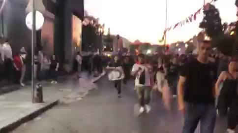 Die Barrikade ist überwunden! Junge Leute gehen nach Saraçhane.