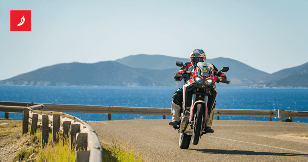 Eine junge Serbe auf einem Motorrad posierte mit drei Fingern. Wird aus Kroatien ausgeschlossen Eine junge Serbe auf einem Motorrad posierte mit drei Fingern. Wird aus Kroatien ausgeschlossen