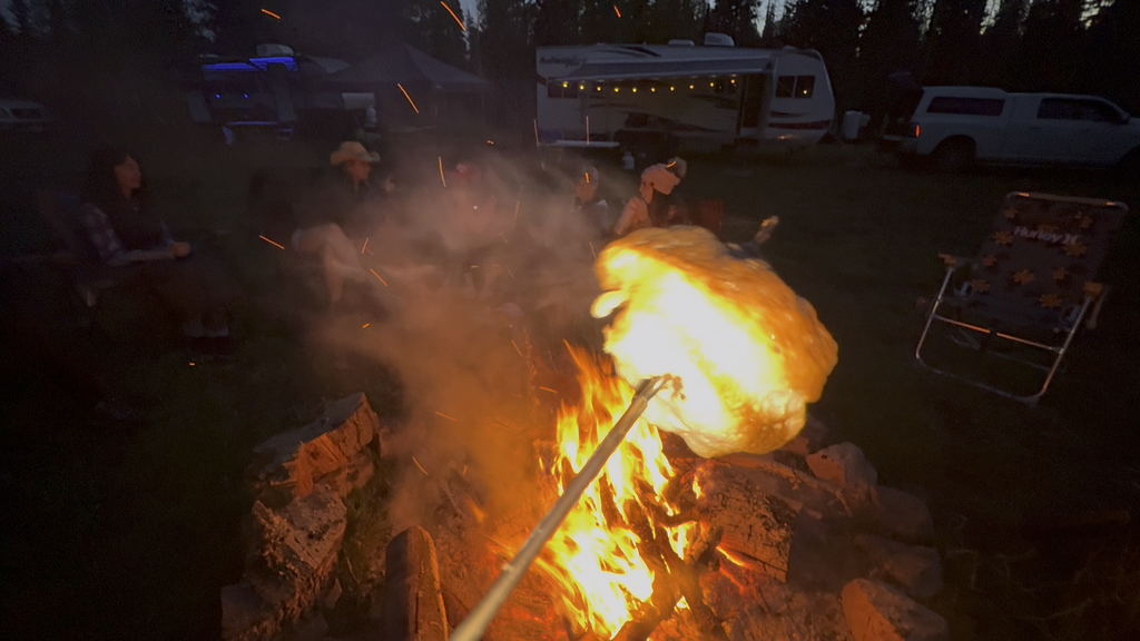 Marshmallow Cooked Cinnamon Roll Style (ich habe auch in der Mitte Schokolade geschmolzen)