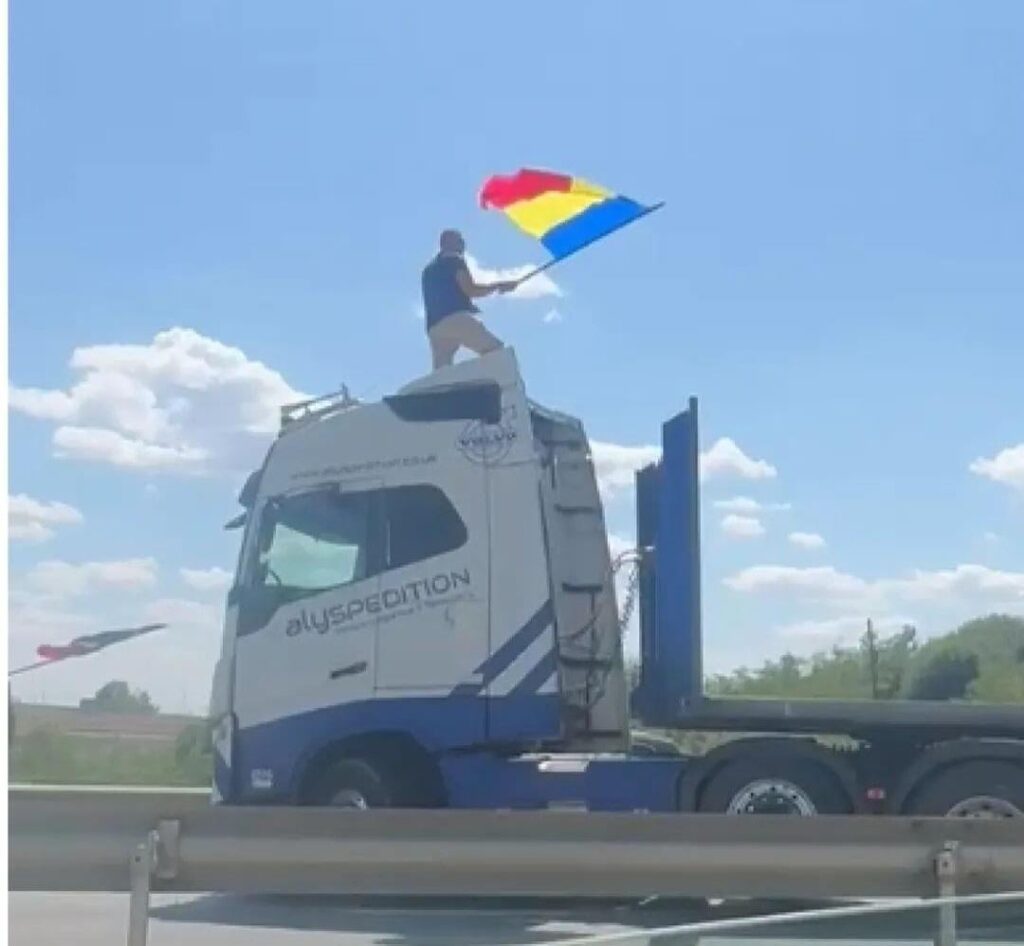 Der Straßenverkehr wurde von einem LKW -Fahrer blockiert, der die Straße anhielt und die Kabine kletterte und die Flagge Rumäniens schwenkte! Kurz darauf trat ein weiterer TIR -Fahrer bei. Der Straßenverkehr wurde von einem LKW -Fahrer blockiert, der die Straße anhielt und die Kabine kletterte und die Flagge Rumäniens schwenkte! Kurz darauf trat ein weiterer TIR -Fahrer bei.