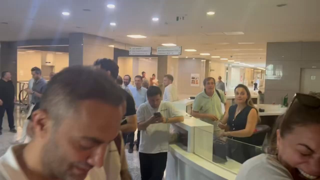 Timur Soykan wurde veröffentlicht! Er wurde mit Begeisterung im Gerichtsgebäude gefeiert.