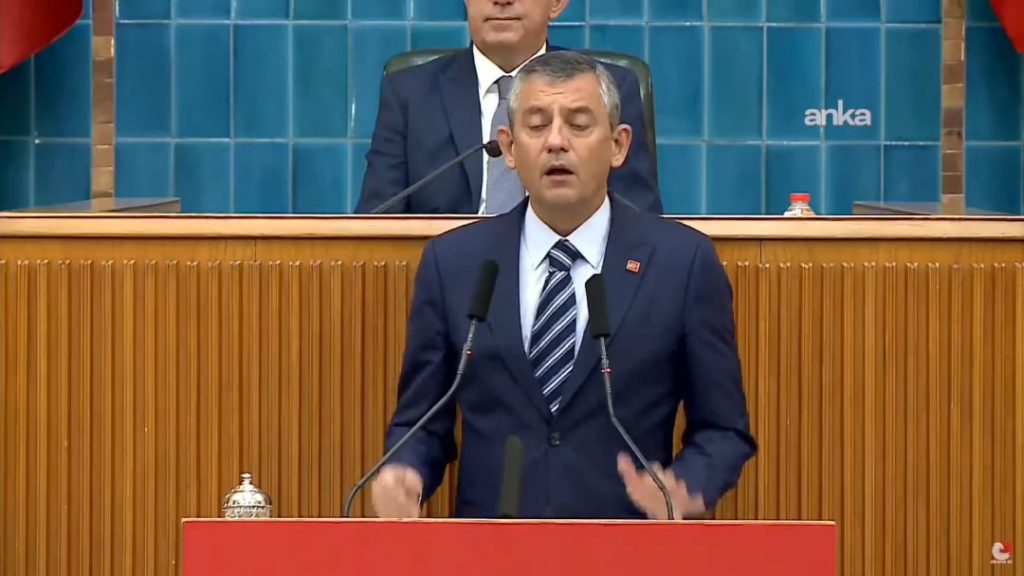Der kostenlose Minister für private Justiz, Yilmaz Tunç'un "Türkiye ist ein Gesetzeszustand", der sich über den Diskurs lustig macht.