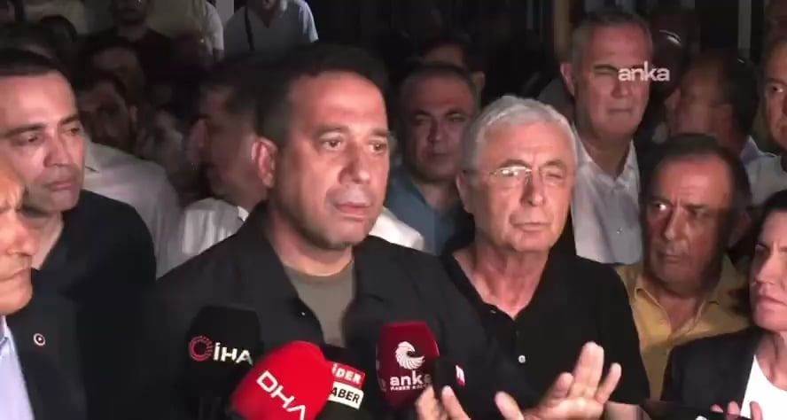 Ali Mahir Başarır im Antalya -Gerichtsgebäude nach der Verhaftung.