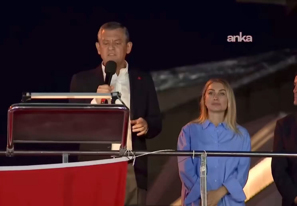 "Er hebt die Hände, ich dachte, er forderte den Krankenwagen, 'Ich will frühe Wahlen' er schreit."