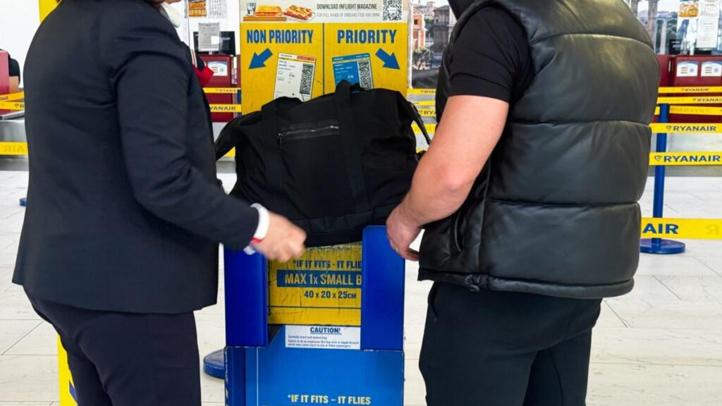 Ryanair zahlt einen Bonus für ein übergroßes Handgepäck