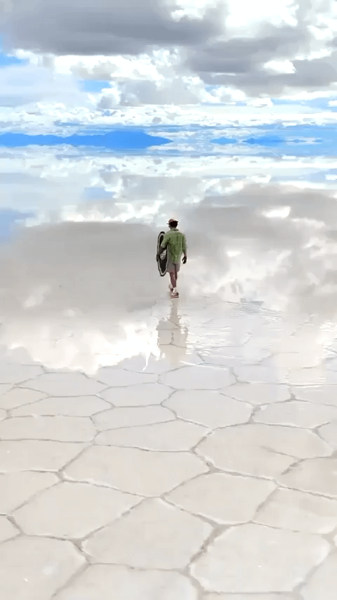Boliviens Salar de Uyuni verwandelt sich nach Regen in einen Spiegel in der Himmelgröße
