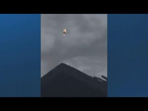 Messe. Frau fängt ein Video des mysteriösen Objekts ein, das vom Himmel fällt