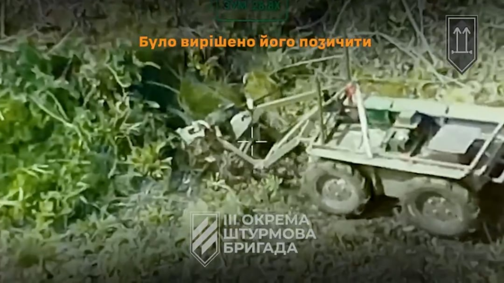 Der ukrainische Bodenroboterkomplex fuhr 450 Meter tief in feindliche Positionen und stahl ihr Maschinengewehr taktisch. Arbeiten durch das 2. Sturmbataillon der 3. Angriffsbrigade. Region Kharkiv. [Published 02.07.2025]
