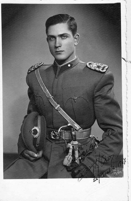 Die türkische Uniform von Coco Chanel auf Wunsch von Atratürk selbst, bekannt für seine Wertschätzung von Mode und Uniformen.