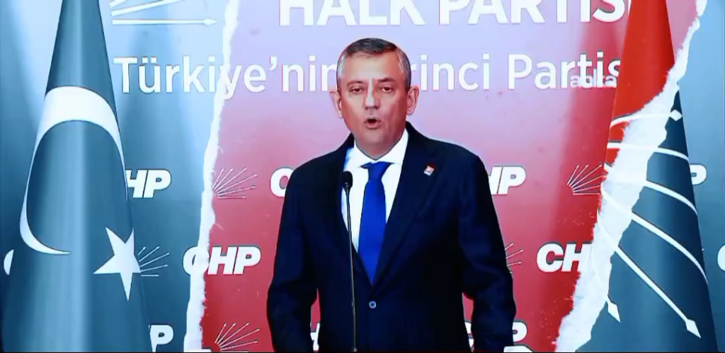 Özgür Özel - als ob die Feinde des Landes laufen. Es ist, als hätte das Wort hier etwas mehr gewesen, ich habe vielleicht extra verwendet.