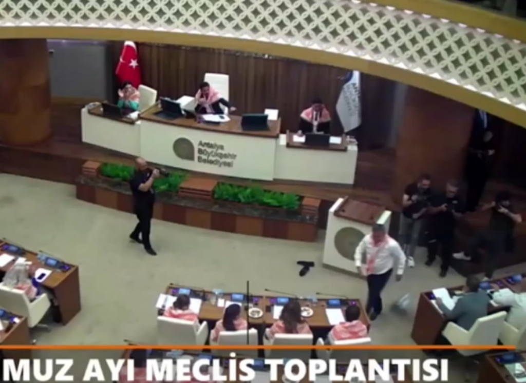 In der Gemeinde Antalya Metropolitan wurde der Schuhkarton vor dem AKP -Mitglied auf den Markt gebracht. "Rechte, Gesetz, Gerechtigkeit" Slogans wurden geschrien