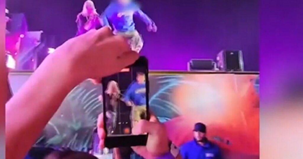 15 -Jahr -alter Teenager verwundet „Strand, bitte!“, Nachdem er von einem Rapper gestellt worden war, um von der Bühne zu springen. Hat eine Intensivpflege erreicht. 15 -Jahr -alter Teenager verwundet "Strand, bitte!", Nachdem er von einem Rapper gestellt worden war, um von der Bühne zu springen. Hat eine Intensivpflege erreicht.