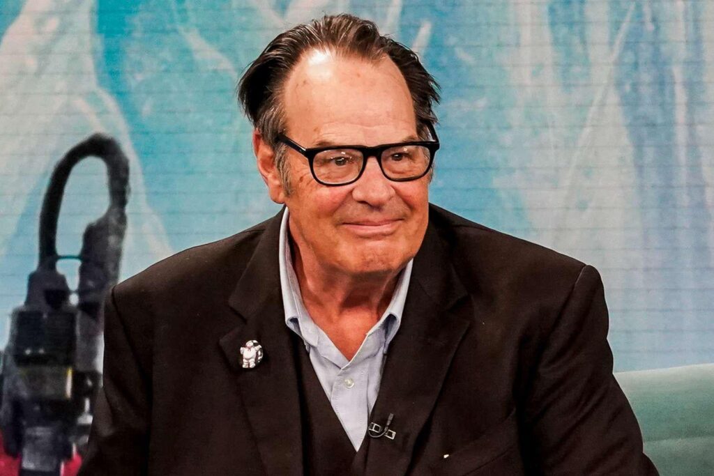 Dan Aykroyd erklärt, warum er SNL 50 Special übersprungen hat und enthüllt den Moment, der ihn zu Hause emotional beobachtet hat