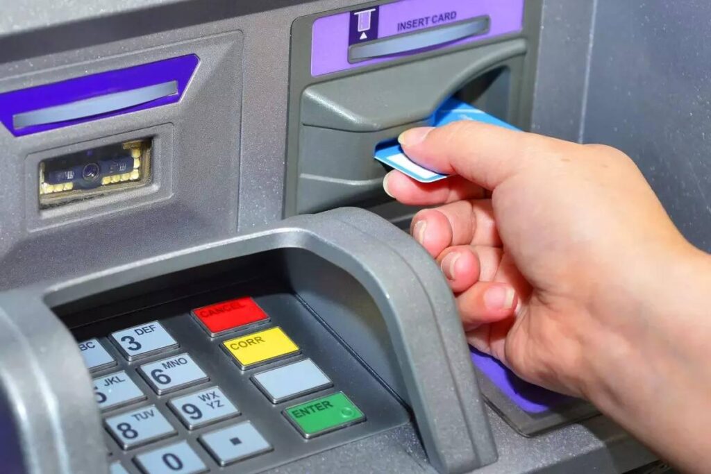 Die Verpflichtung zur "Erneuerung alle 6 Monate", die in den mobilen Filialen der Banken gültig ist, wird nun in ATM -Transaktionen angewendet. (Sprecher)