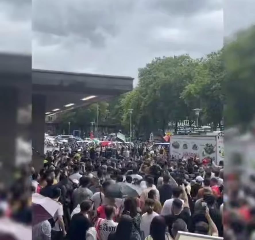 Eine Aktion in Deutschland. Türken, Syrer und Palästinenser auf einer Seite. Kurden, Druze -Gesellschaft und Israeliten treten auf einer Seite auf.