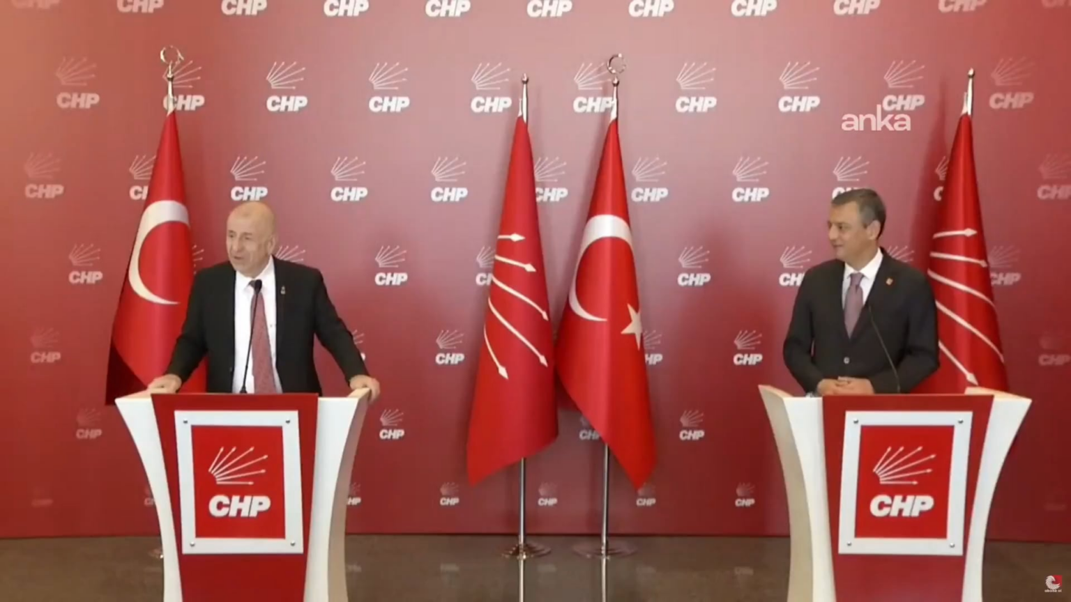 Ozgur Ozels Reaktionen nach dem Besuch der Victory Party und nach dem Besuch machte aufmerksam.