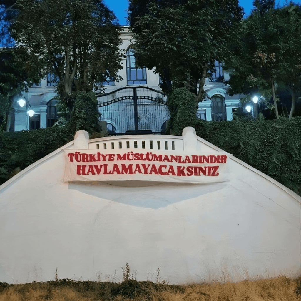 Banner auf dem ITU -Campus: "Türkiye ist Muslime, Sie werden nicht bellen."