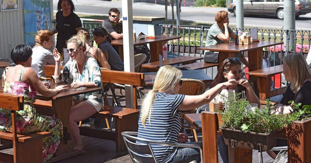 Die Eigentümer von Touristenrestaurants in Prager 1 beauftragten eine Agentur, um den Politiker von Prag Kristýna Drápalová zu finden, um das Erscheinungsbild der Vordergärten im Zentrum zu regulieren.