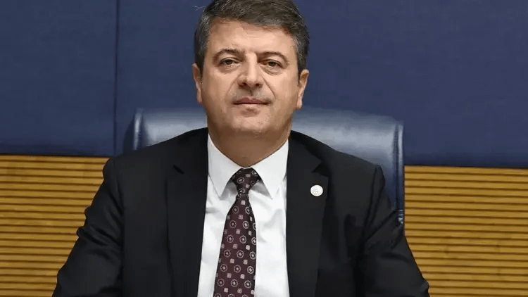 Das Innenministerium, der Bürgermeister von Adiyaman, Abdurrahman Tutdere'yi, beschloss, einen Hausarrest zu beenden.