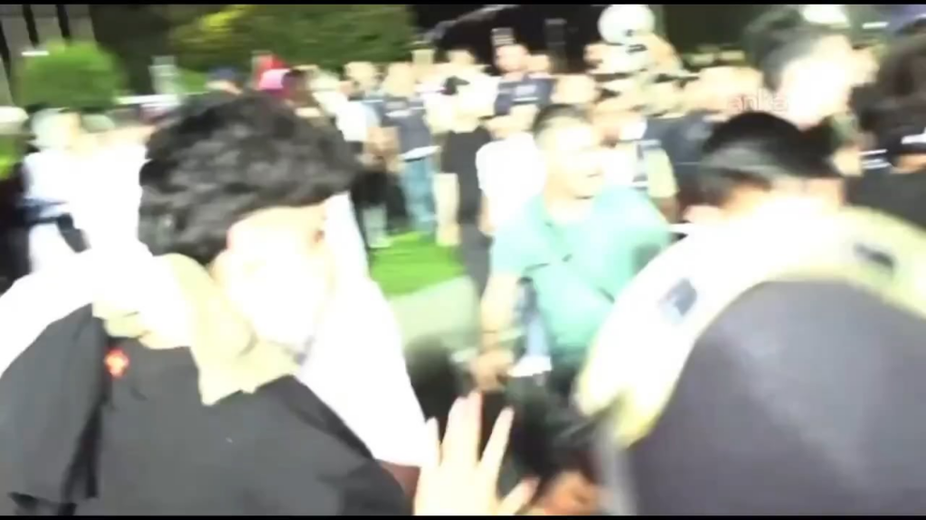 Während der Intervention schützte ein junger Demonstrator, der bis zum Boden -KLA -CHP -Stellvertreter Deniz Yavuzyılmaz fiel, seinen Körper durch Abschirmung und transportierte dann zum Krankenwagen in die gelieferten medizinischen Teams. Während der Intervention schützte ein junger Demonstrator, der bis zum Boden -KLA -CHP -Stellvertreter Deniz Yavuzyılmaz fiel, seinen Körper durch Abschirmung und transportierte dann zum Krankenwagen in die gelieferten medizinischen Teams.