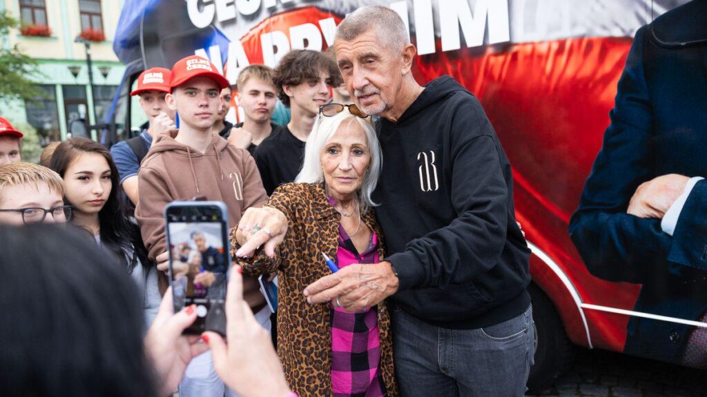 In einem hektischen Tempo mobilisiert er gegen Prag. Babiš willkommen bei Meetings als Retter In einem hektischen Tempo mobilisiert er gegen Prag. Babiš willkommen bei Meetings als Retter
