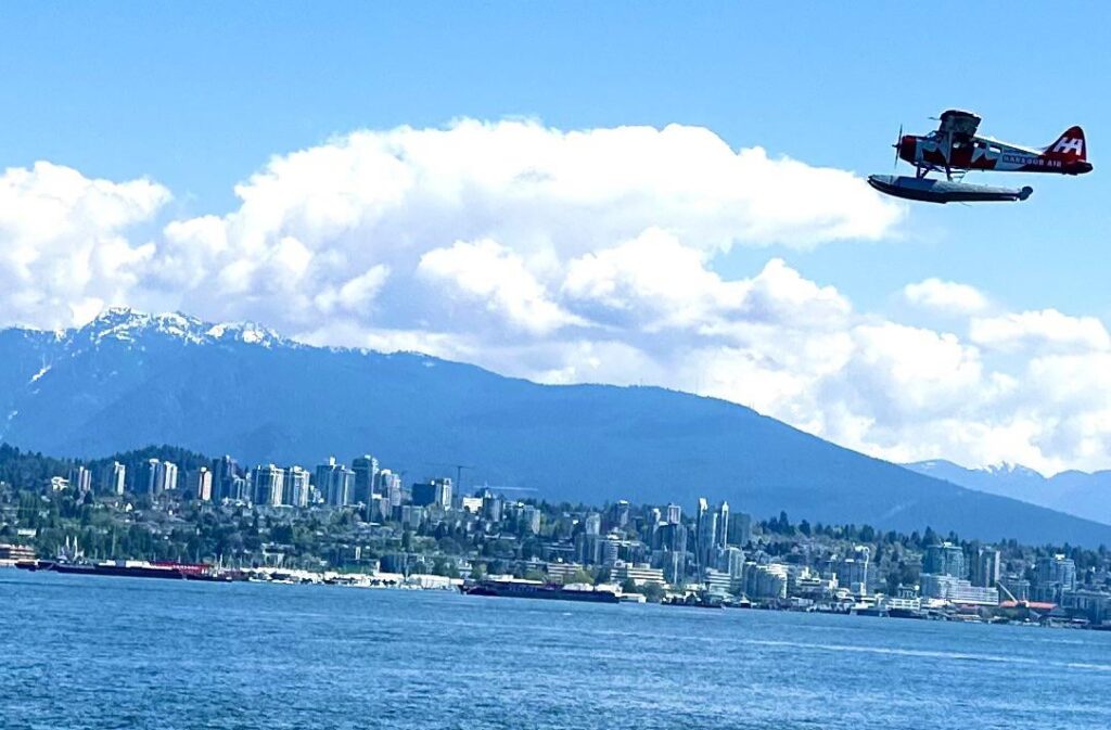Blick auf die Skyline von North Vancouver und den Grouse Mountain. Bild aus dem Stanley Park aufgenommen