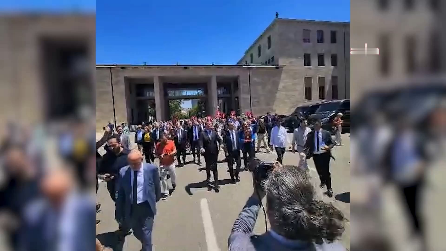 CHP -Abgeordnete marschierten vom Parlament zum Justizministerium. AK Party -Abgeordnete "Recep Tayyip Erdogan" Slogans antworteten.