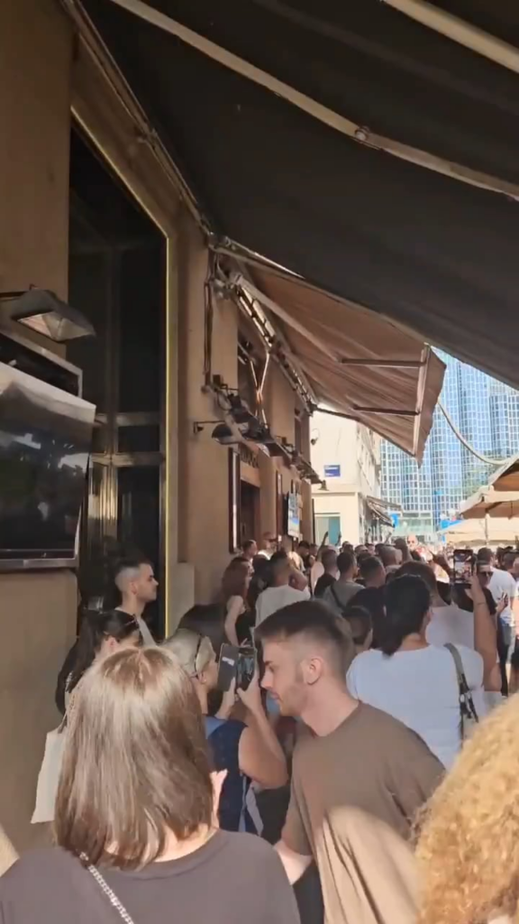 In der Mitte von Zagreb werden die Ustasha -Songs vor Bulldoga gesungen.