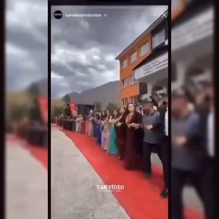 Eine Hochzeit in Hakkari; "Serok û Rêber Herr Öcalan, Mr. Bahçeli, Brêz Erdoğan"