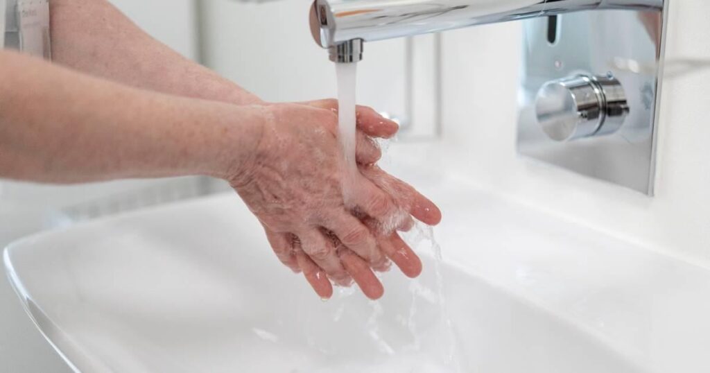 Jedes andere, das Waschbecken überspringt die Krankenhaustoilette und zeigt eine neue Studie. [hver anden af brugerne]