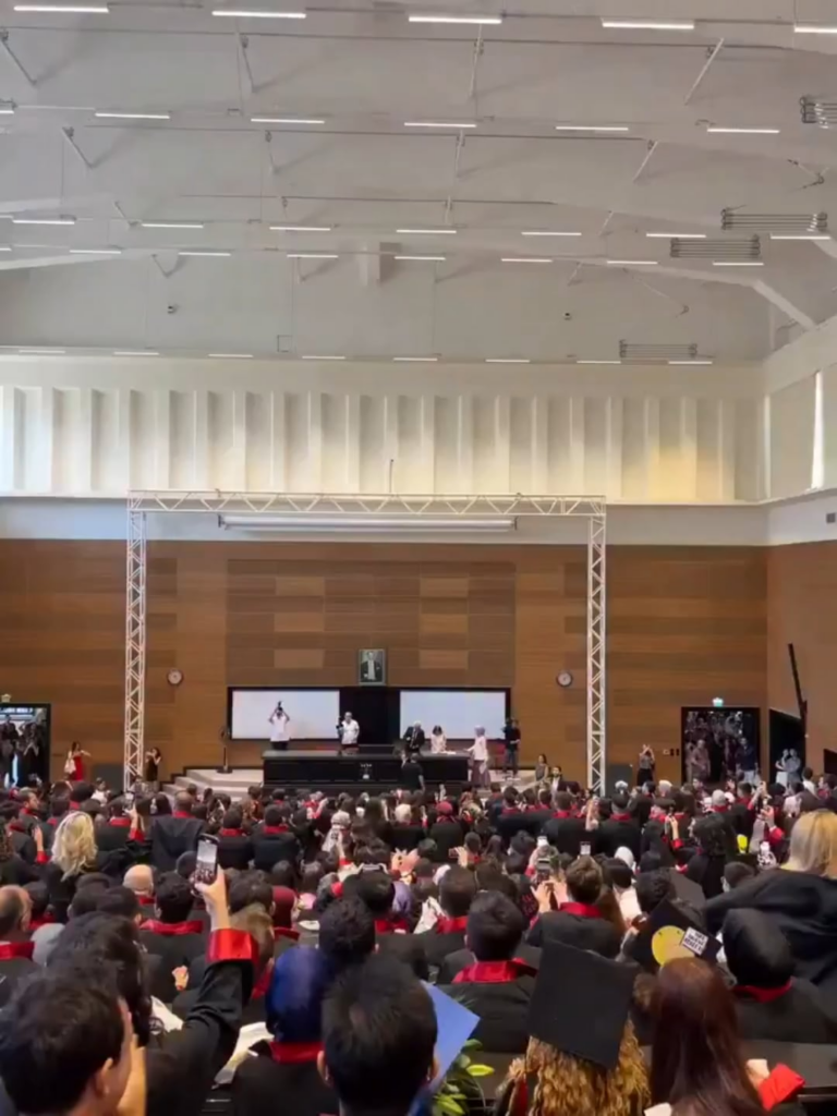 Studenten der Istanbul University bei der Abschlussfeier der Delegation der Delegation des Diploma'nun -Treuhänders von Imamoglu protestierten gegen die Rede des Rektors.