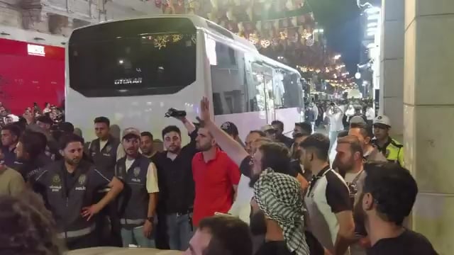 "Schau, wir sind hineingegangen. Ich bin einer der ersten Schritte. Ich habe das Glas gebrochen, mein Handflügel", sagt er. Er verwendet diese Aussagen unter der Polizei.