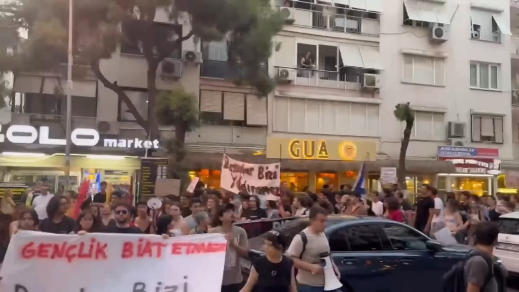 Universitätsstudenten versammelten sich in Izmir, wir gingen, du gingen