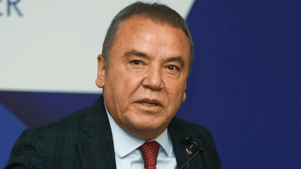 Der Bürgermeister von Antalya Metropolitan Muhittin Böcek wurde festgenommen.