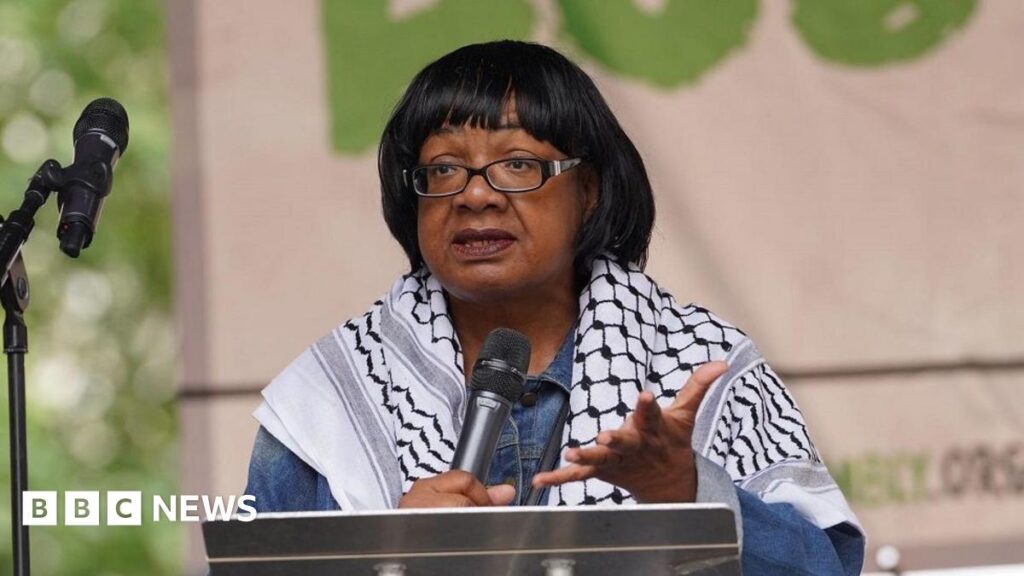Labour -Abgeordnete Diane Abbott steht auf Kommentaren von Rassismus