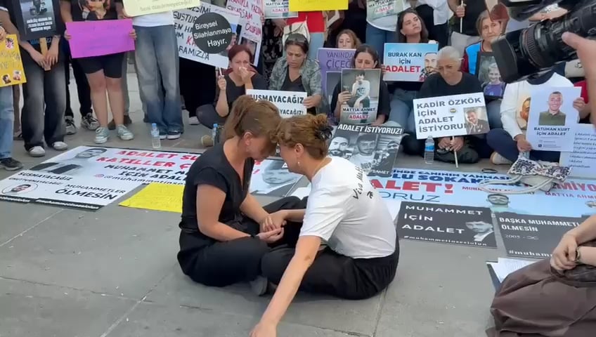 Zuhal Akman, die Mutter von Ata Emre Akman, der während des Kuriers getötet wurde, nahm an der sitzenden Aktion teil, die von Mattia Ahmet Minguzis Mutter der Mutter der Mutter initiiert wurde.