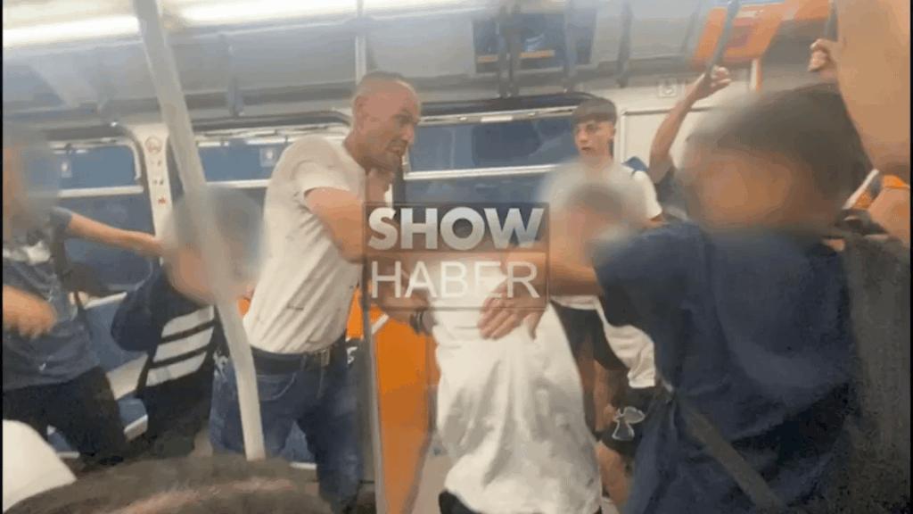 Junge Menschen, die auf die U -Bahn in Istanbul sprachen und schwören, griffen den Bürger an, der sie gewarnt hat.
