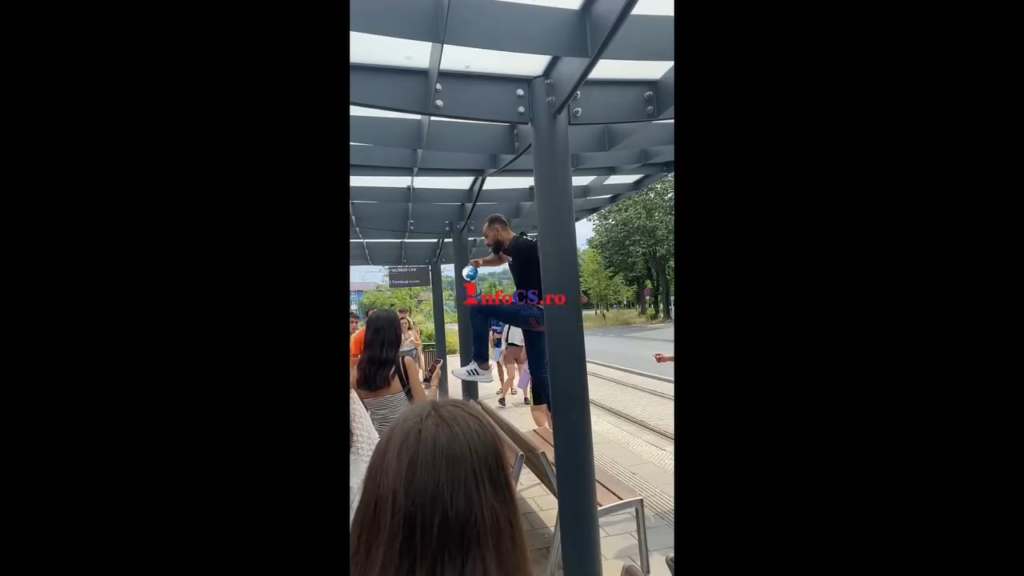 Junge ausländische Freiwillige - Gäste in Reșița - nahmen die Straße auf der Straße, weil sie auf Englisch unterhielten - mit einer Geldstrafe von 3000 Lei.