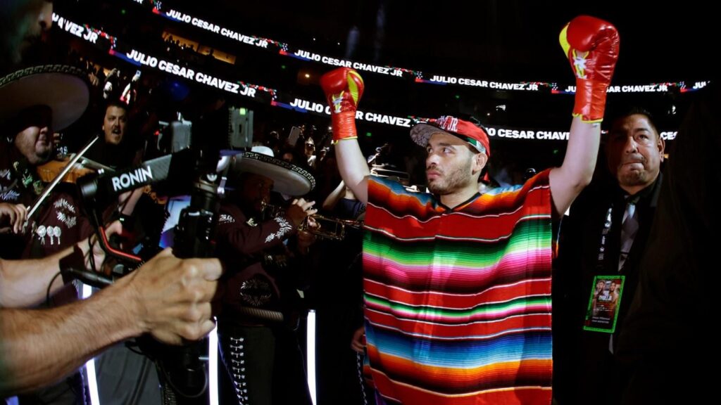 Boxer Julio Chavez, der gegen Jake Paul gekämpft hat, der von Eis verhaftet wurde, um abgeschoben zu werden