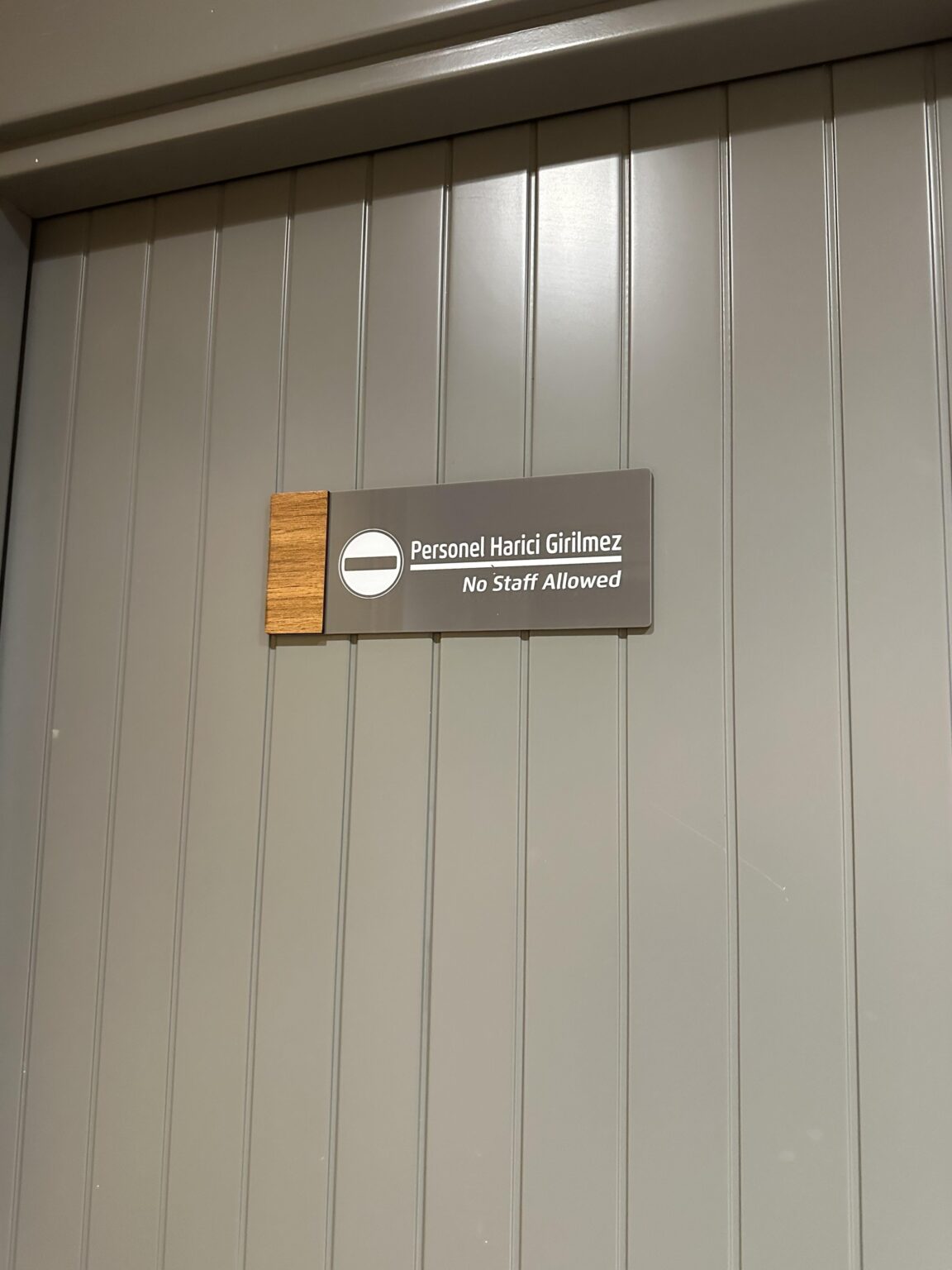 Kein Personal erlaubte Schild an einer Tür gefunden