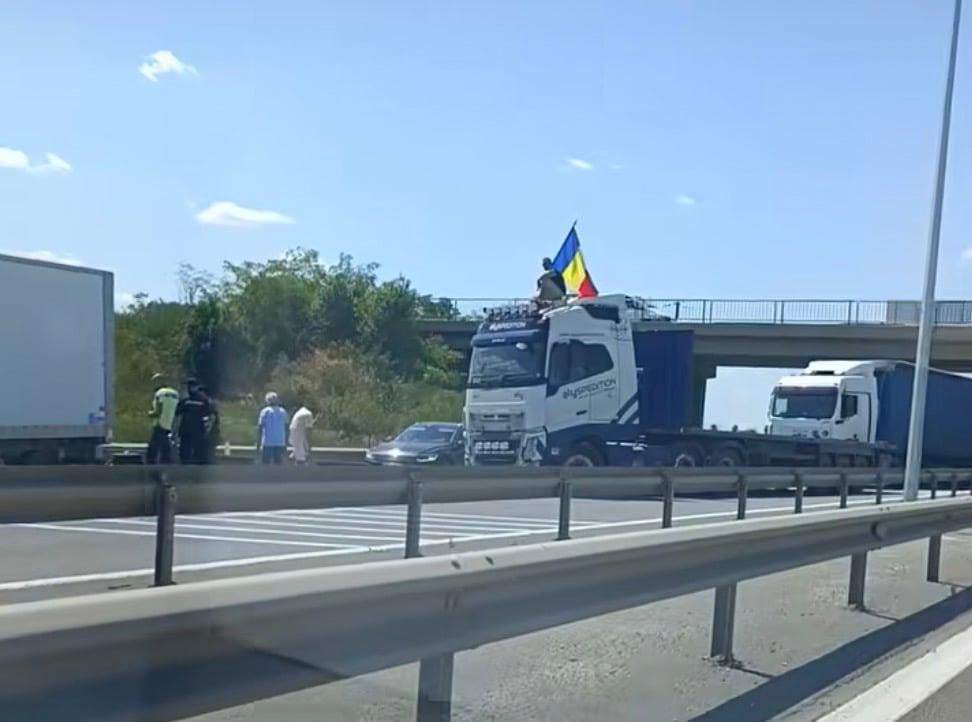 Video bedeutet Bukarest von A1, blockiert-ein Fahrer hielt das hohe Tonnagefahrzeug von der Straße an und kletterte die Kabine, winkte die Flagge Rumäniens