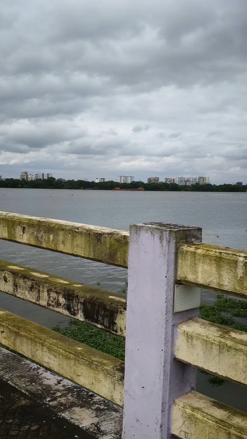 Fand ein verlassenes Dock mit einem Lastkahn in Kerala (Indien)