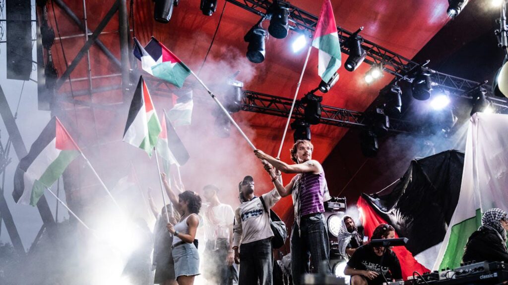 Die Polizei von Roskilde Festival berichtete [- Vi har modtaget to anmeldelser, der begge vedrører koncerten med Fontaines D.C. på årets Roskilde Festival, som vi efterforsker nu, hedder det i en mail fra politikredsen til TV 2 Kosmopol]