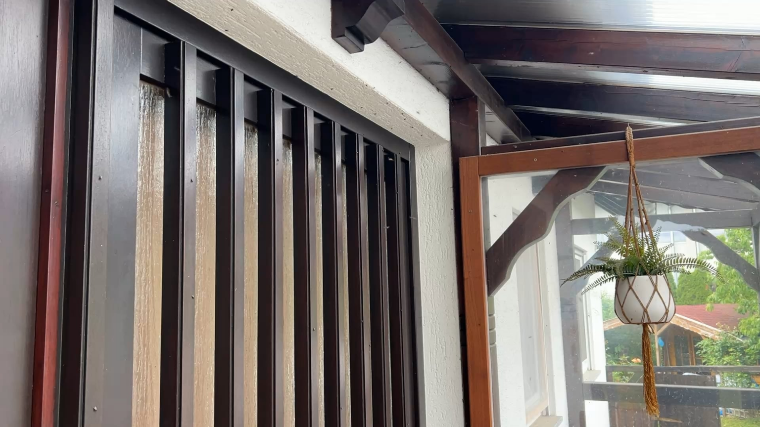 Ich werde wahnsinnig! Was tun gegen Fliegenplage vor der Haustür, Vordach, Gartenhütte und Garage?