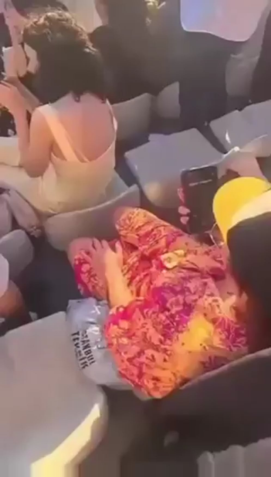 Im Abschluss von ITU beschwerte sich eine Frau bei Binali Yildirim, die protestierte, indem sie den Treuhänder zurückwand, Binali Yildirim anrief und eine Nachricht sendete. Diese Momente wurden aufgezeichnet.